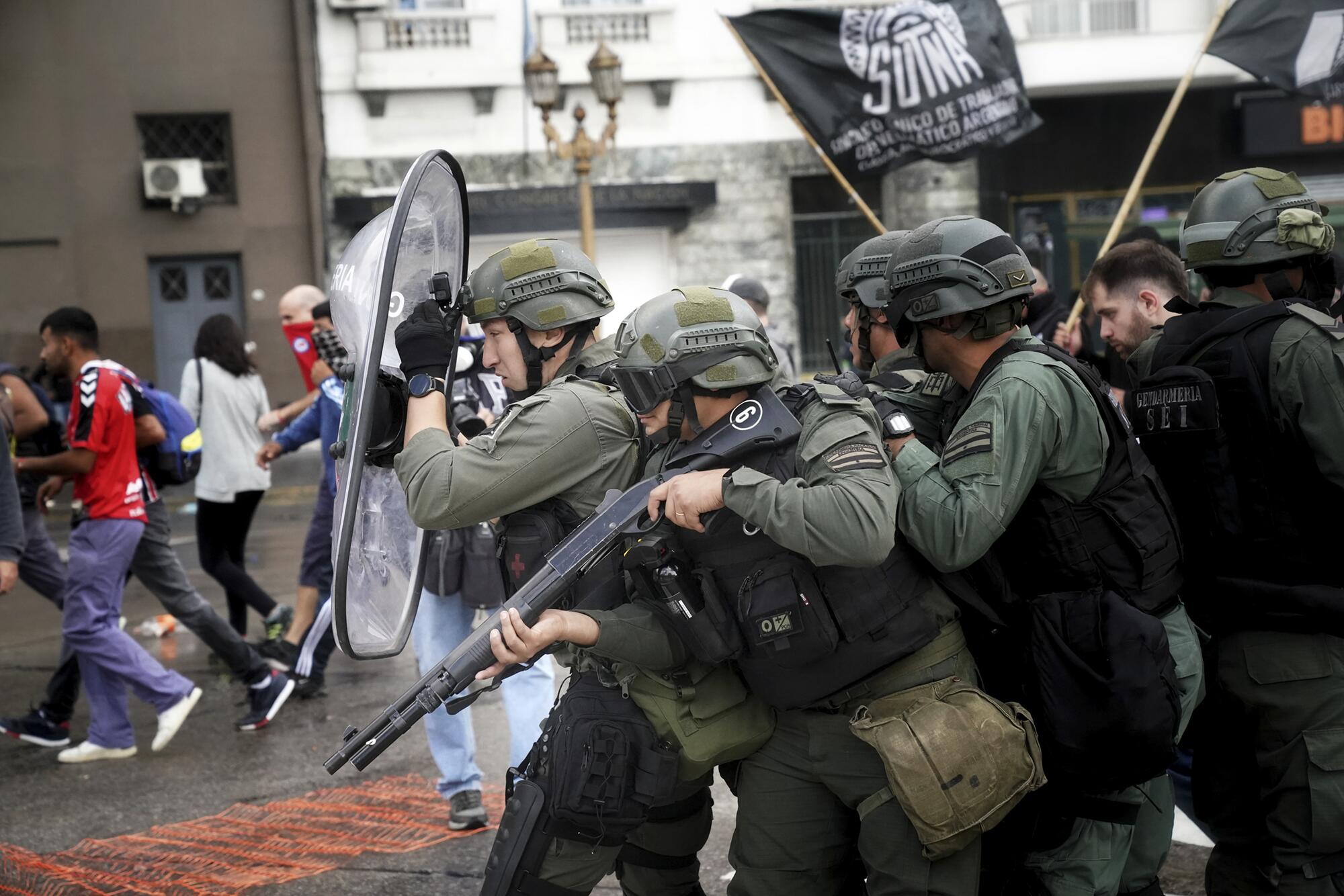 Protesta jubilados en Argentina represión - 5